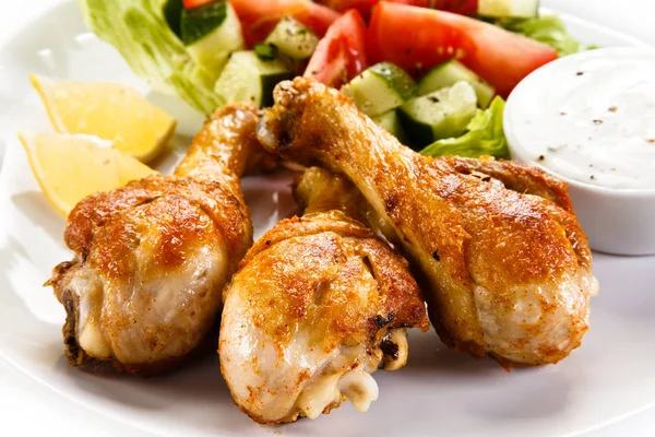 Gegrillte Hühnchen Drumsticks Auf Weißem Hintergrund — Stockfoto