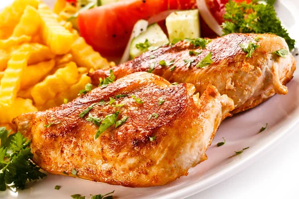 フライド ポテトと野菜サラダと揚げ鶏の胸肉 — ストック写真