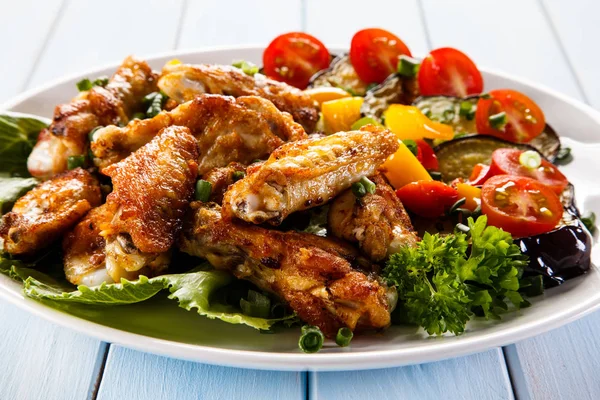 Gegrillte Chicken Wings Und Gemüse — Stockfoto