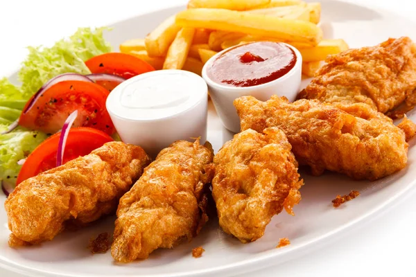 Fried Chicken Nuggets Och Grönsaker — Stockfoto