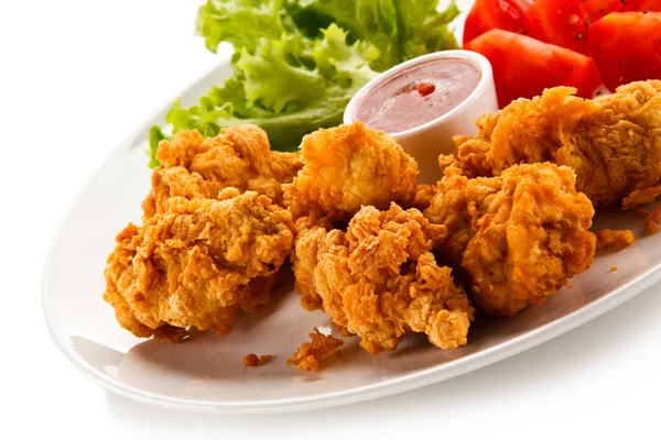 Nuggets Frango Frito Com Legumes Fundo Branco — Fotografia de Stock