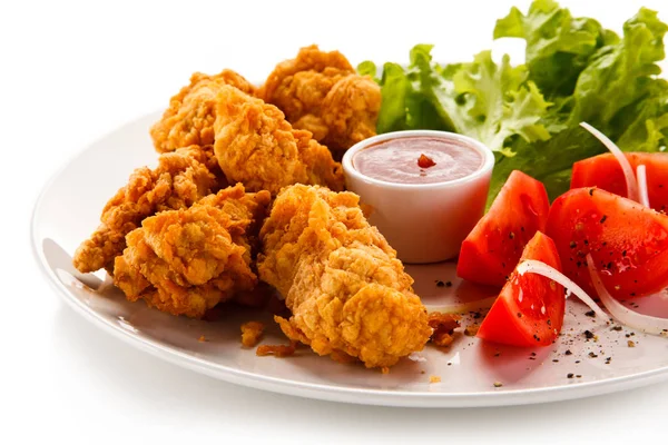 Nuggets Frango Frito Com Legumes Fundo Branco — Fotografia de Stock