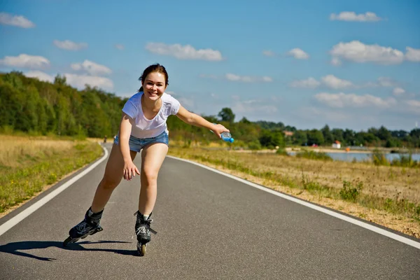 Κορίτσι Rollerblading Στο Μονοπάτι — Φωτογραφία Αρχείου