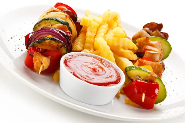 닭고기와 야채와 감자튀김 접시에 — 스톡 사진