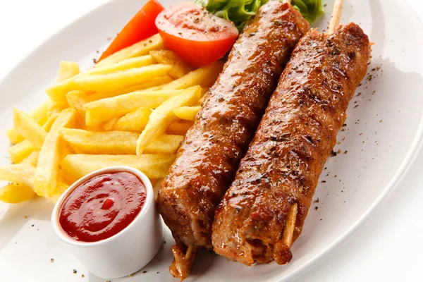 Kebabs Gegrild Vlees Frietjes Verse Groenten — Stockfoto