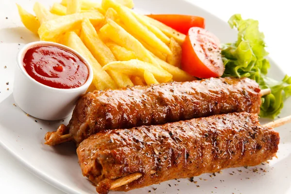 Kebabs Carne Parrilla Papas Fritas Verduras Frescas — Foto de Stock