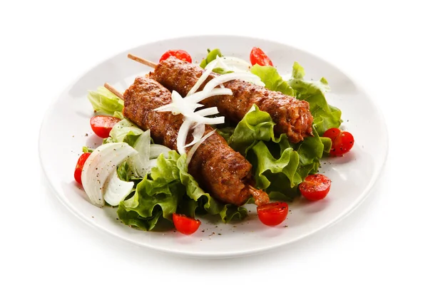 Kebab Gegrilde Vlees Groenten Witte Achtergrond — Stockfoto