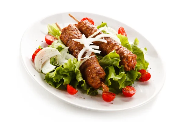 Kebab Gegrilde Vlees Groenten Witte Achtergrond — Stockfoto