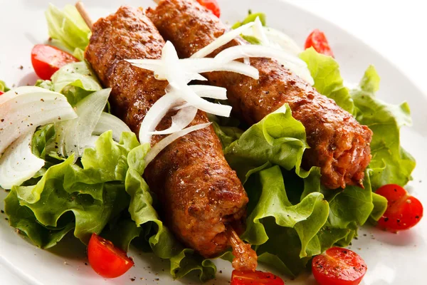 Kebab Gegrilde Vlees Groenten Witte Achtergrond — Stockfoto