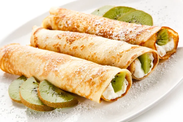 Crêpes Mit Kiwi Und Sahne Auf Weißem Hintergrund — Stockfoto