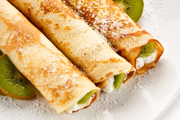 Crêpes Mit Kiwi Und Sahne Auf Weißem Hintergrund — Stockfoto