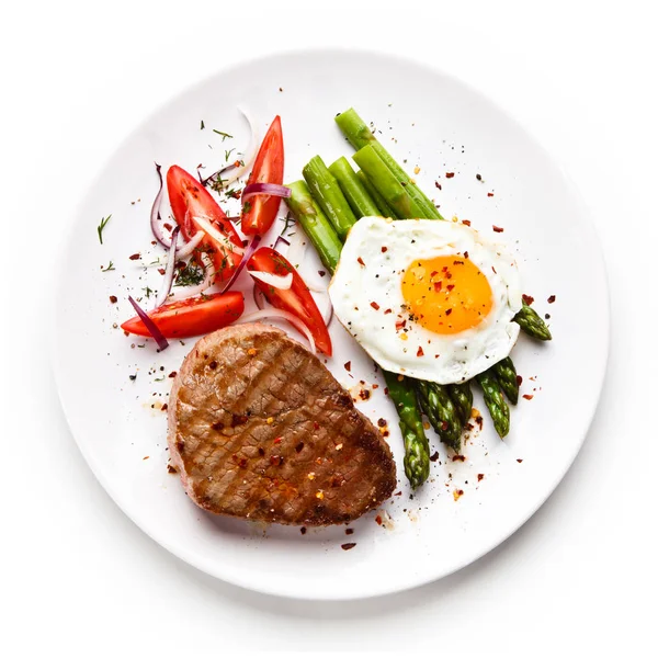 Steak Panggang Dengan Asparagus Dan Telur Goreng — Stok Foto