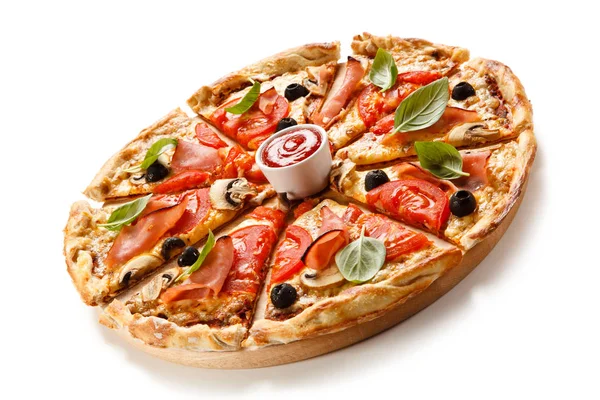 Pizza Mit Schinken Tomaten Pilzen Und Oliven — Stockfoto