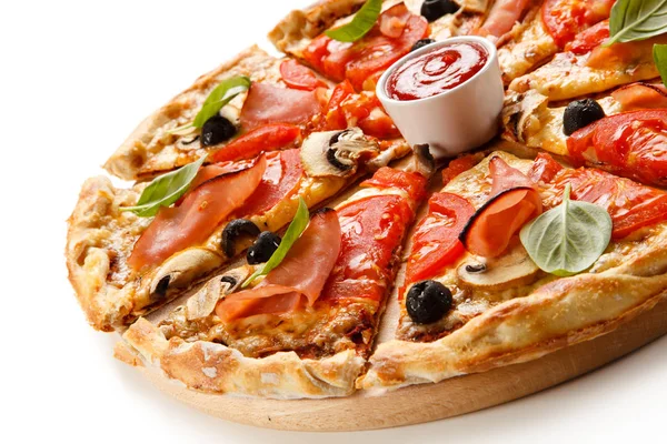 Pizza Mit Schinken Tomaten Pilzen Und Oliven — Stockfoto