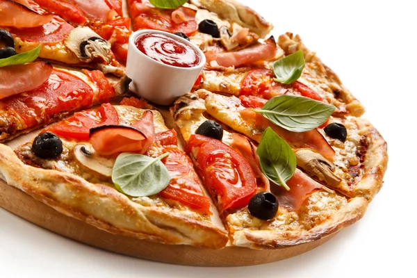 Pizza Mit Schinken Tomaten Pilzen Und Oliven — Stockfoto