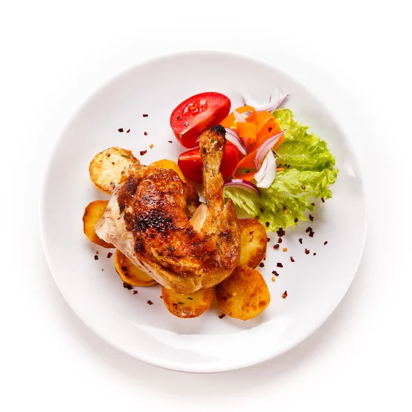 Patata Pollo Asado Con Papas Verduras Frescas Sobre Fondo Blanco —  Fotos de Stock