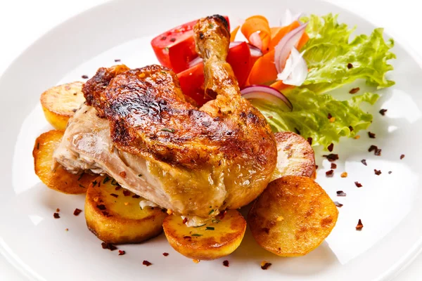 Patata Pollo Asado Con Papas Verduras Frescas Sobre Fondo Blanco —  Fotos de Stock