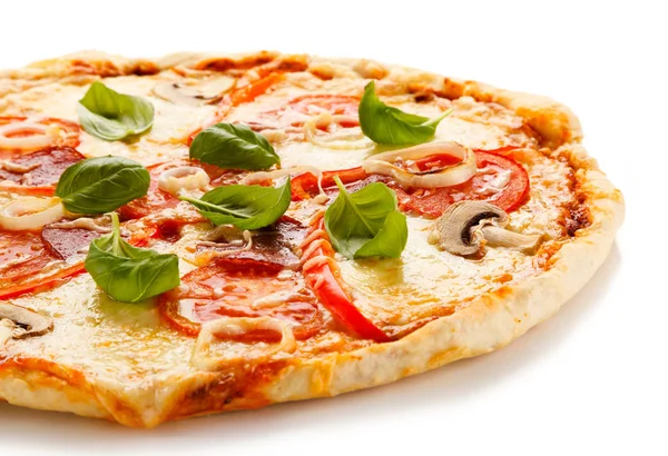Pizza Mit Schinken Pilzen Und Tomaten Auf Weißem Hintergrund — Stockfoto
