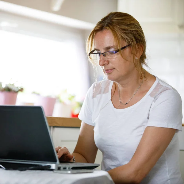 Femme Affaires Travaillant Maison Vue Rapprochée — Photo