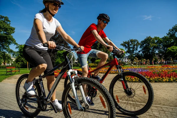 Mujer Hombre Montando Bicicletas Parque Verano —  Fotos de Stock