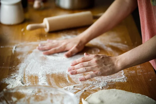 Nahaufnahme Einer Frau Beim Kochen Von Mahlzeiten Mit Teig — Stockfoto