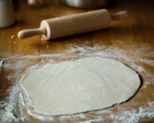 Massa Crua Com Rolo Pino Com Farinha Placa Madeira — Fotografia de Stock