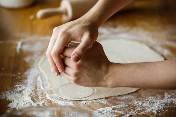 Nahaufnahme Einer Frau Beim Kochen Von Mahlzeiten Mit Teig — Stockfoto