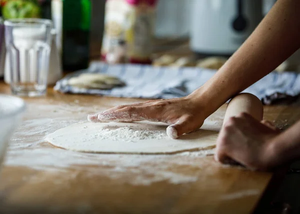 Nahaufnahme Einer Frau Beim Kochen Von Mahlzeiten Mit Teig — Stockfoto