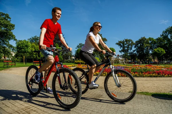 Mujer Hombre Montando Bicicletas Parque Verano — Foto de Stock