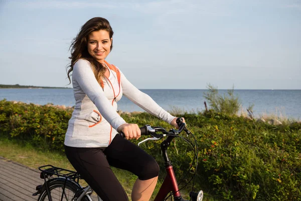 Молодая Женщина Велосипеде Берегу Моря — стоковое фото