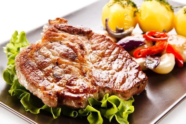 Steak Porc Avec Pommes Terre Légumes Marinés Sur Assiette Marron — Photo