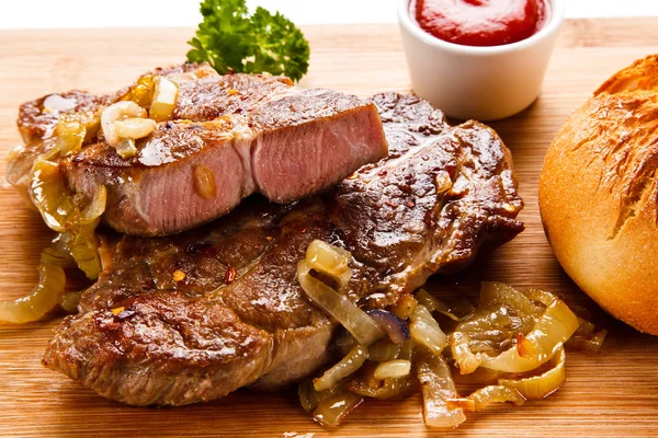 Steaks Porc Avec Pain Oignons Sauce Sur Planche Bois — Photo