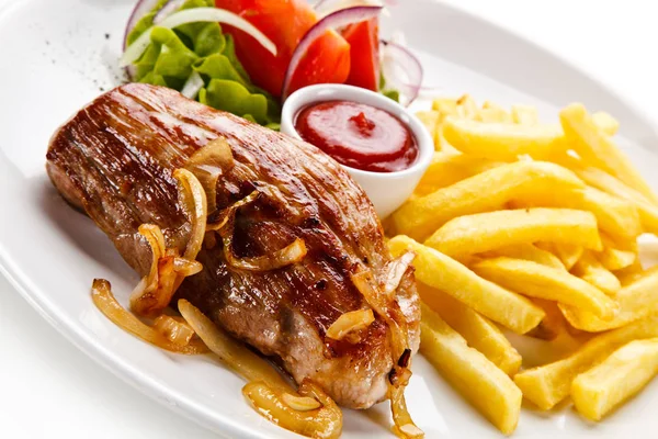 Gebackenes Schweinefleisch Mit Pommes Frites Sauce Und Frischem Gemüse — Stockfoto