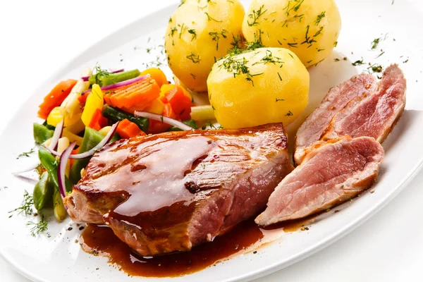 Gebackenes Schweinefleisch Mit Sauce Kartoffeln Und Frischem Gemüse — Stockfoto