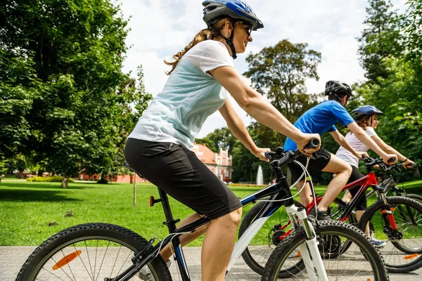 Estilo Vida Saludable Personas Montando Bicicletas Parque Ciudad —  Fotos de Stock