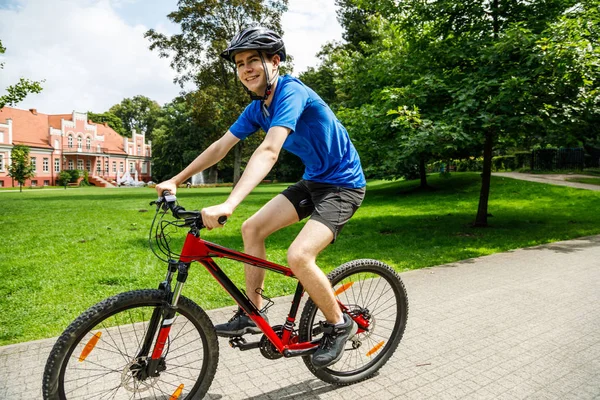 Mladý Muž Helmě Kole — Stock fotografie