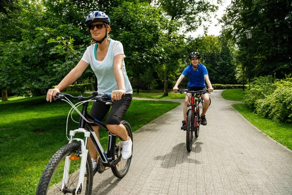 Coppia Biciclette Equitazione Nel Parco Estivo — Foto Stock