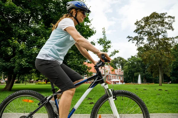 Sportig Medelålders Kvinna Ridning Cykel Parken — Stockfoto