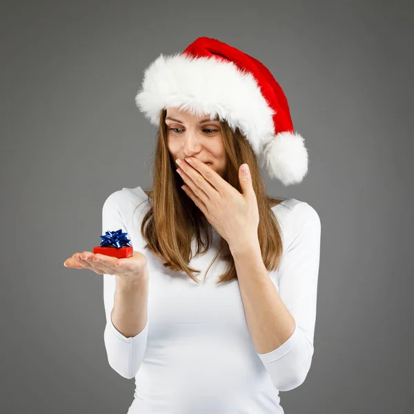 Chapeau Femme Père Noël Tenant Cadeau Pour Les Vacances Hiver — Photo