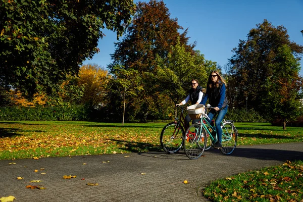 Mamma Figlia Bicicletta Insieme Nel Parco Autunnale — Foto Stock