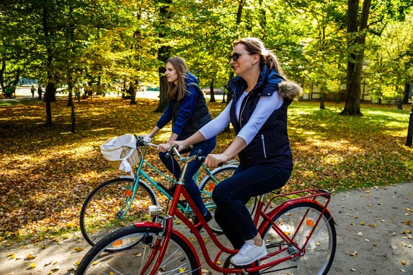 Μητέρα Και Κόρη Ιππασία Ποδήλατα Μαζί Στο Φθινοπωρινό Πάρκο — Φωτογραφία Αρχείου