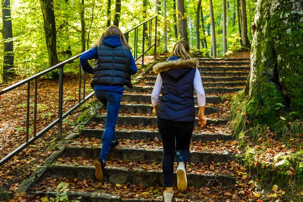 Moeder Dochter Wandelen Samen Het Herfstpark — Stockfoto