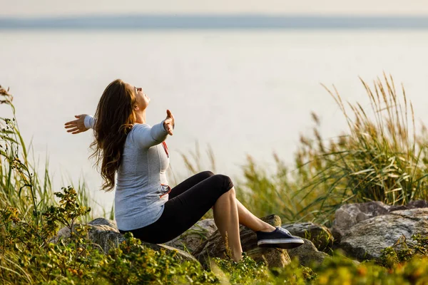 Donna Con Capelli Lunghi Rilassante Sulla Riva Del Fiume — Foto Stock