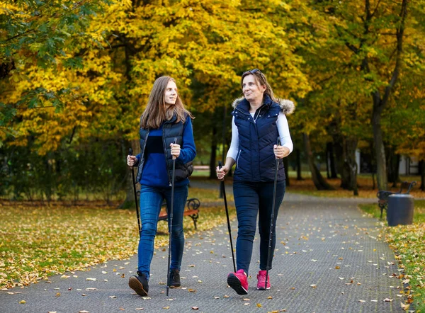 Mutter Und Tochter Spazieren Gemeinsam Mit Touristenstöcken Herbstlichen Park Nordic — Stockfoto