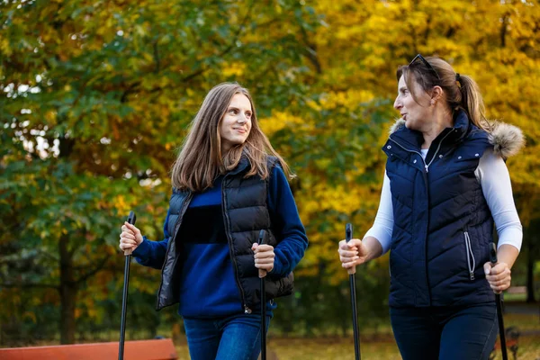 Mor Och Dotter Går Tillsammans Höstparken Med Hjälp Turistpinnar Nordic — Stockfoto