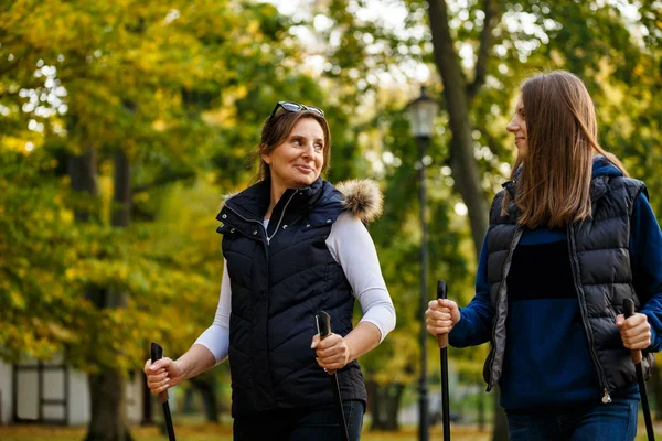 Mãe Filha Andando Juntas Parque Outonal Usando Varas Turistas Caminhada — Fotografia de Stock