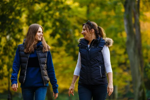 Madre Figlia Che Camminano Insieme Nel Parco Autunnale — Foto Stock