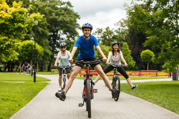 公園で楽しい乗馬自転車を持っている家族 — ストック写真