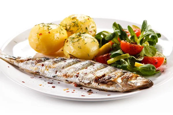 Grillad Fisk Med Kokt Potatis Och Grönsaker — Stockfoto
