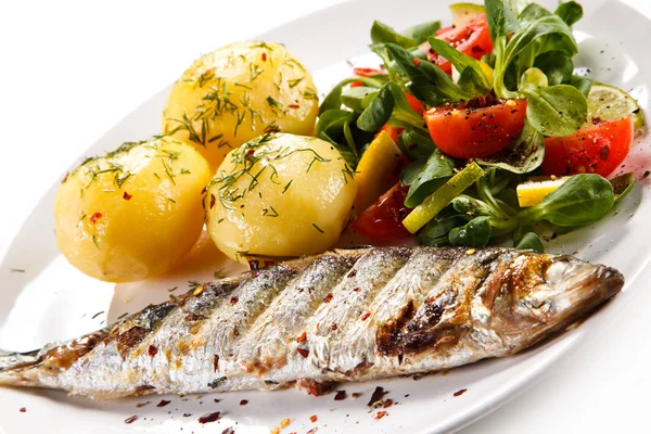 Grillad Fisk Med Kokt Potatis Och Grönsaker — Stockfoto